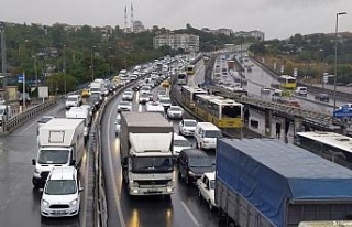 İstanbul’da yağışın etkisiyle trafik yoğunluğu...