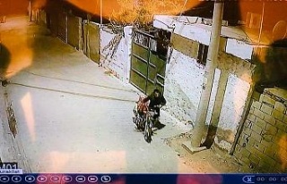 Şanlıurfa’da motosikletin çalınma anı kameraya...
