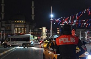 Taksim’de polisin denetlediği taksiciye yoldan...