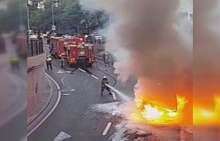 Taksim’de servis minibüsü alev alev yandı
