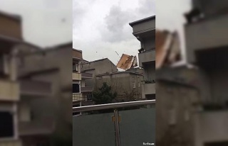 Arnavutköy’de çatıların uçma anı kameraya...