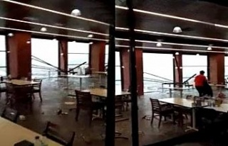İstanbul’da şiddetli fırtına sebebiyle bir restoranın...