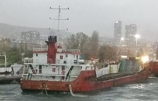 Maltepe’de lodos nedeniyle gemi karaya oturdu