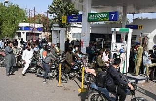 Pakistan’da akar yakıt istasyonları önünde uzun...