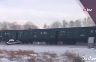Rusya’da yük treni altına aldığı aracı metrelerce...