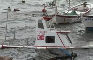 Şiddetli rüzgar balıkçı teknelerini de vurdu,...