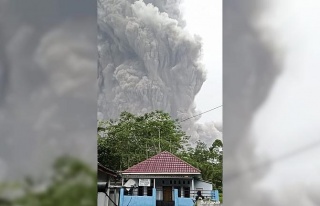 Endonezya’daki yanardağ yeniden faaliyete geçti,...