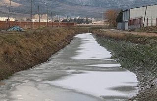 Eskişehir’de soğuk hava sulama kanalını dondurdu