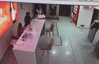 İzmir’de bankada yaşanan hırsızlık anı güvenlik...