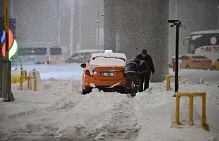 İstanbul Havalimanı’ndaki kar esareti objektiflere...