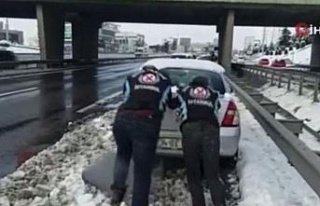 İstanbul’da polis ekipleri karda kalanlara yardım...