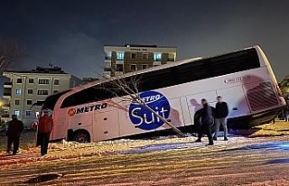 Sancaktepe’de yolcu otobüsü buzlanan yolda yan...
