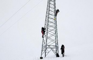 VEDAŞ ekiplerinin 2 metrelik karda zorlu kış mesaisi