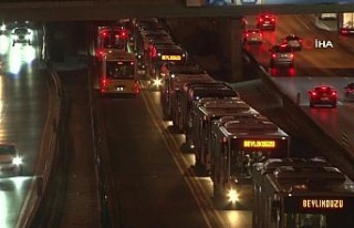 Metrobüs kazasının etkisi saatlerce sürdü, yolcular...