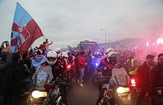 Trabzonspor kafilesi, yoğun sevgi gösterileri arasında...