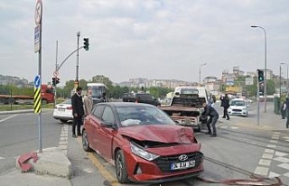Alibeyköy’de tramvay ile otomobil çarpıştı