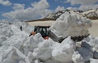Antalya’nın yaylalarında inanılmaz karla mücadele...
