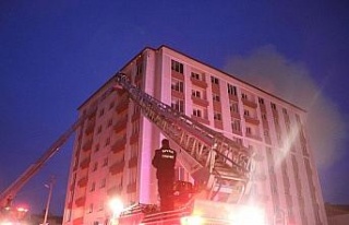 Boş apartmanın çatısı yandı, alevler geceyi...