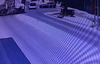 Pendik’te ticari aracın yan yattığı kaza kamerada