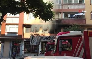 Hırdavat dükkanında korkutan yangın: 12 kişiyi...