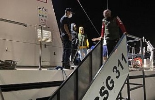İzmir açıklarında 39 göçmen kurtarıldı, 32...
