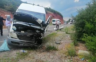 Konya’da yolcu minibüsü ile otomobil çarpıştı:...