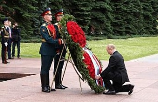 Putin, Meçhul Asker Anıtı’na çelenk bıraktı