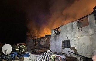 Tekstil atölyesinde yangın çıktı: 2 ev kül oldu