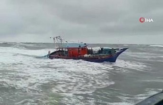 Balıkçı gemisi yan yattı, 3 kişi suya düştü
