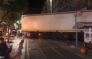 Kadıköy’de sokakta sıkışan tır trafiği felç...