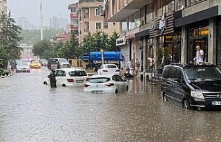 Maltepe’de etkili olan yağış nedeniyle 3 araç...