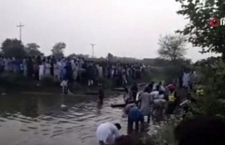 Pakistan’da yolcu otobüsü göle düştü: 8 ölü,...