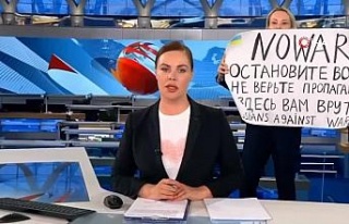 Rus devlet televizyonunda savaş karşıtı pankart...