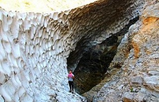 Sason’da 600 metre uzunluğundaki kar tüneli görenleri...
