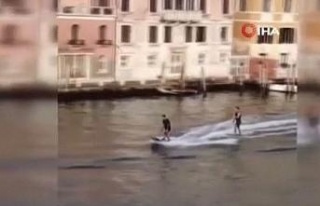 Venedik’teki Büyük Kanal’da iki kişi sörf...
