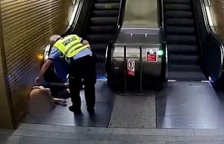 Yürüyen merdivene ters binen hırsız polis tarafından...