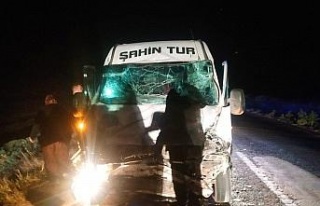 Ankara’da traktör ile servis minibüsü çarpıştı:...