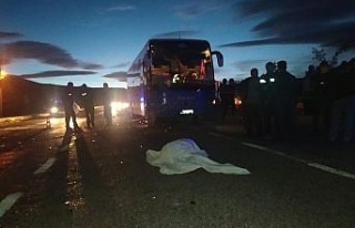 Antalya’da tur otobüsü motosiklete çarptı: 1...