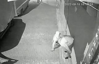 Arnavutköy’de iş yeri hırsızlığı kamerada