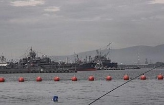 Donanma Komutanlığında gemi boyayan 5 asker denize...