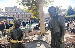 Eminönü’nde bulunan simitçi heykelinin bronz...