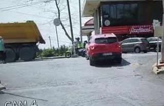 Feci kaza kamerada: Yolun karşısına geçerken araç...