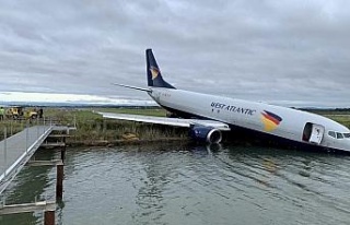 Fransa’da pistten çıkan uçak gölete savruldu