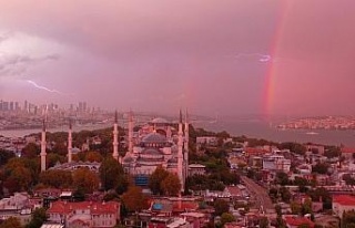 İstanbul’da gökkuşağı ve şimşekler kartpostallık...