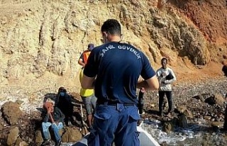 İzmir açıklarında 54 düzensiz göçmen yakalandı,...