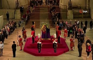Kraliçe’nin naaşını 250 bin kişi ziyaret etti