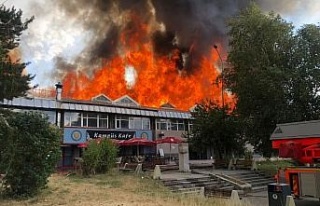 Öğrenci yemekhanesindeki yangında alevler gökyüzünü...
