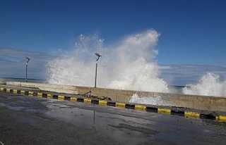 Karadeniz’de 5 metreyi aşan dalgalar sahili dövdü