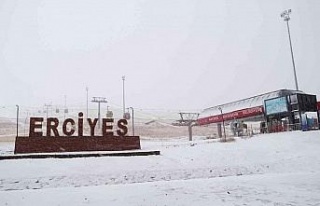 Erciyes’e lapa lapa kar yağdı