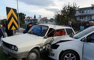 Gazipaşa’da iki otomobil çarpıştı: Zeytinler...